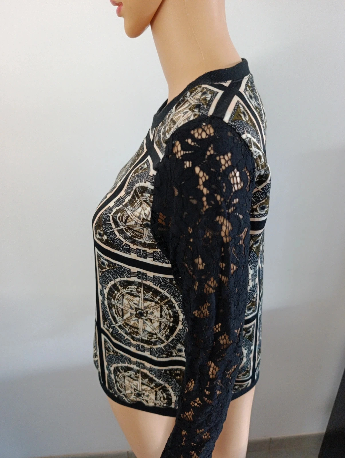 By Swan Paris women's fine black size S sweater with graphic print and lace sleeves – photo 4